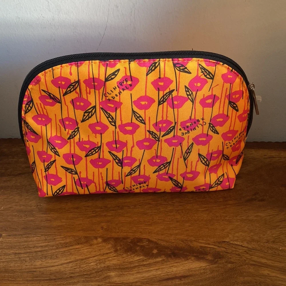 New NWT Clinique x Donald Robertson Moisture Surge Skincare Travel Bag Set